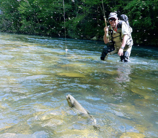 Yvon Zill guiding a fisherman on the Rio Irati